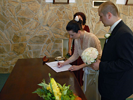 Nevěsta při podpisu